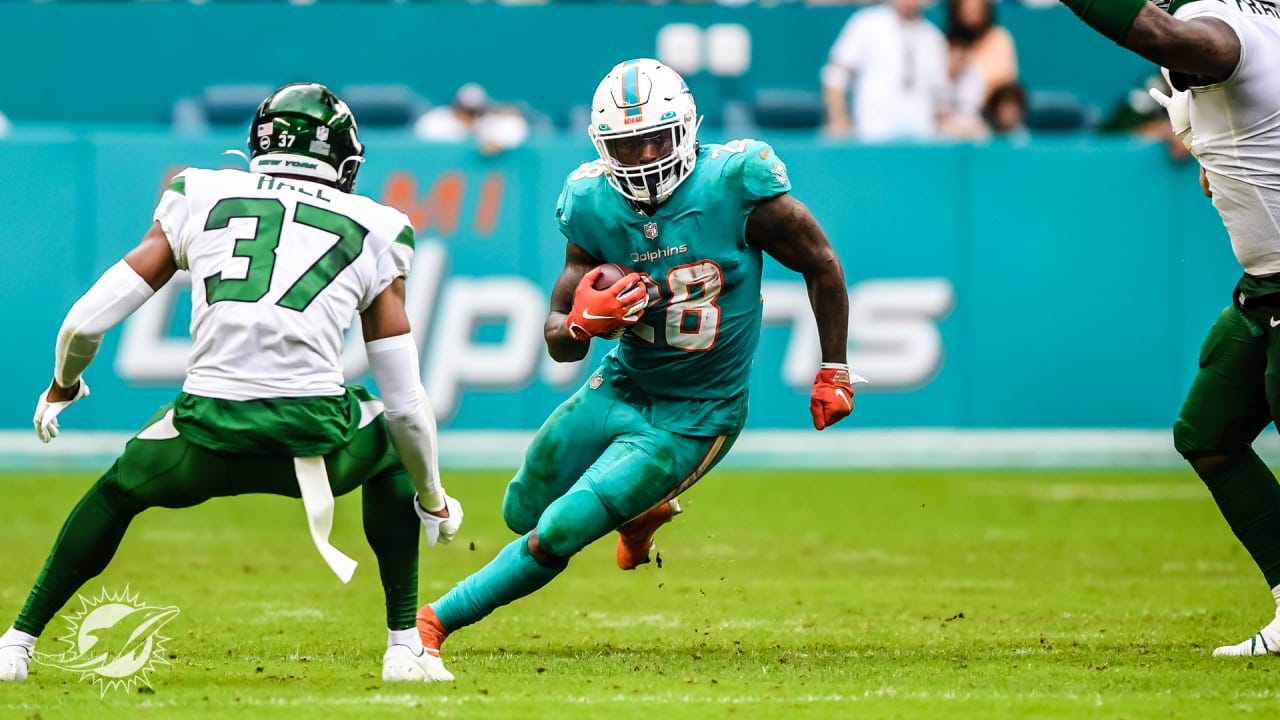 Duke Johnson stiff-arms would-be tackler