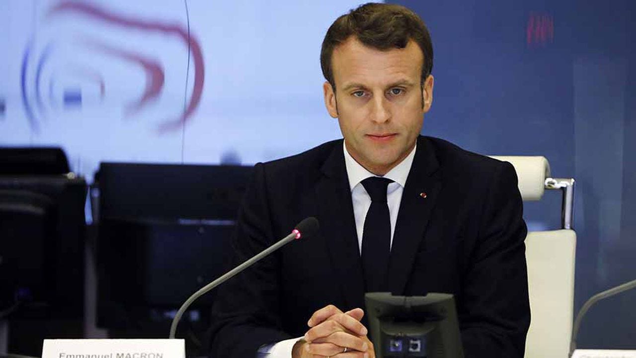 Emmanuel Macron (ci-dessus samedi soir au ministère de l'Intérieur), sous pression depuis le saccage samedi des Champs-Elysées, doit échanger ce lundi soir avec une soixantaine d'intellectuels à l'Elysée.