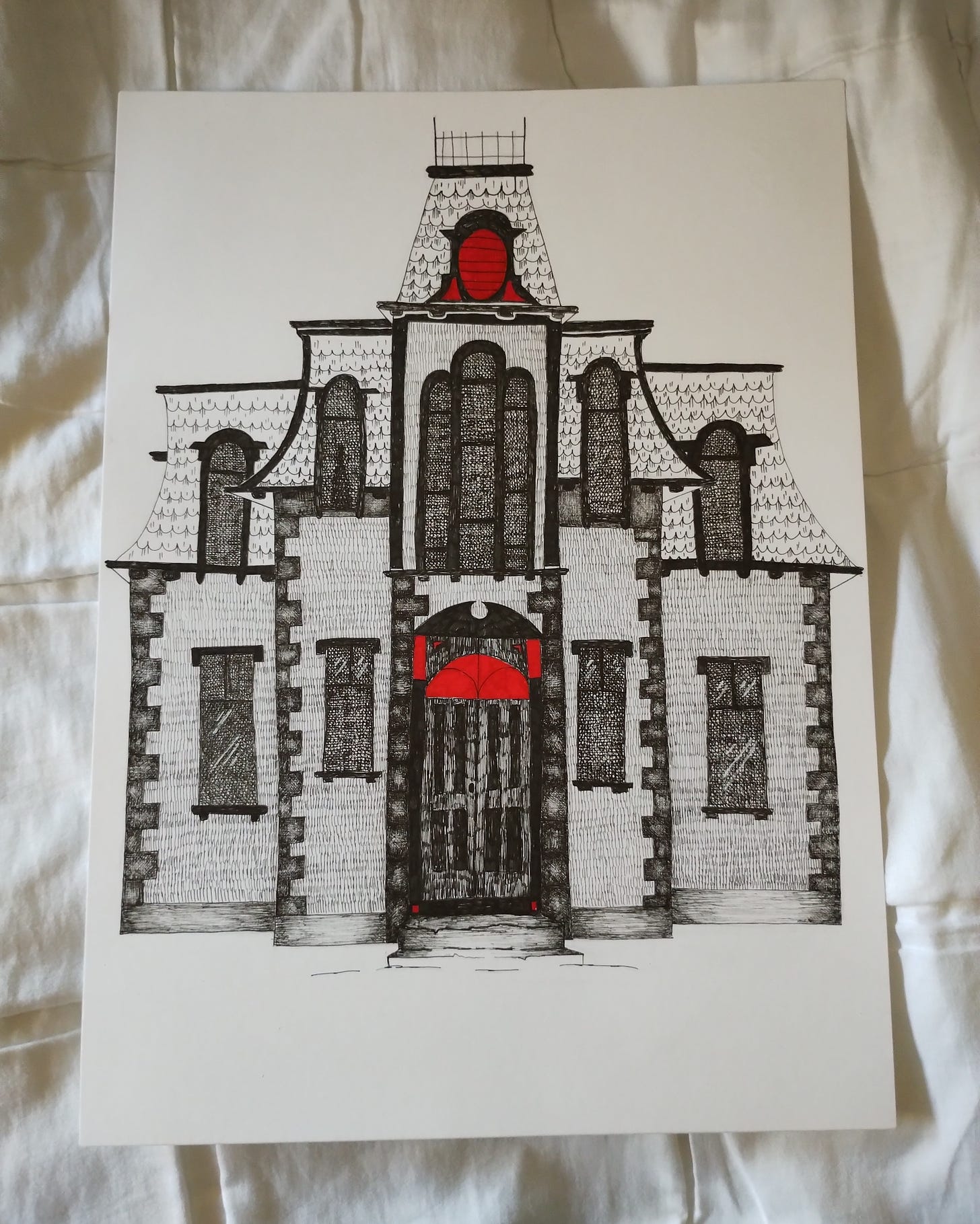 Foto di un disegno realizzato a penna di una casa vittoriana. è in bianco e nero, tranne alcuni dettagli della porta e una finestra che sono colorati di rosso. in una delle finestre si intravede una sagoma.