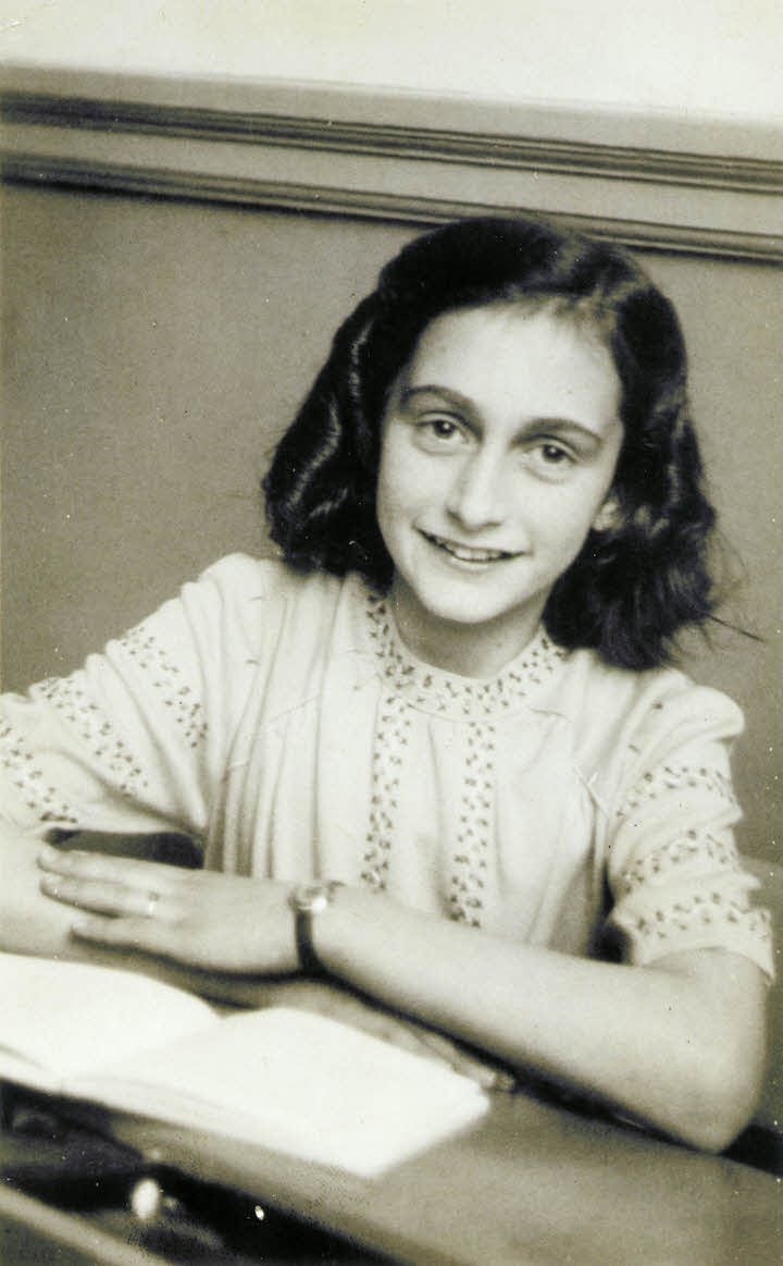 Anne Frank lacht naar de schoolfotograaf.jpg Anne Frank lacht naar de schoolfotograaf.jpg