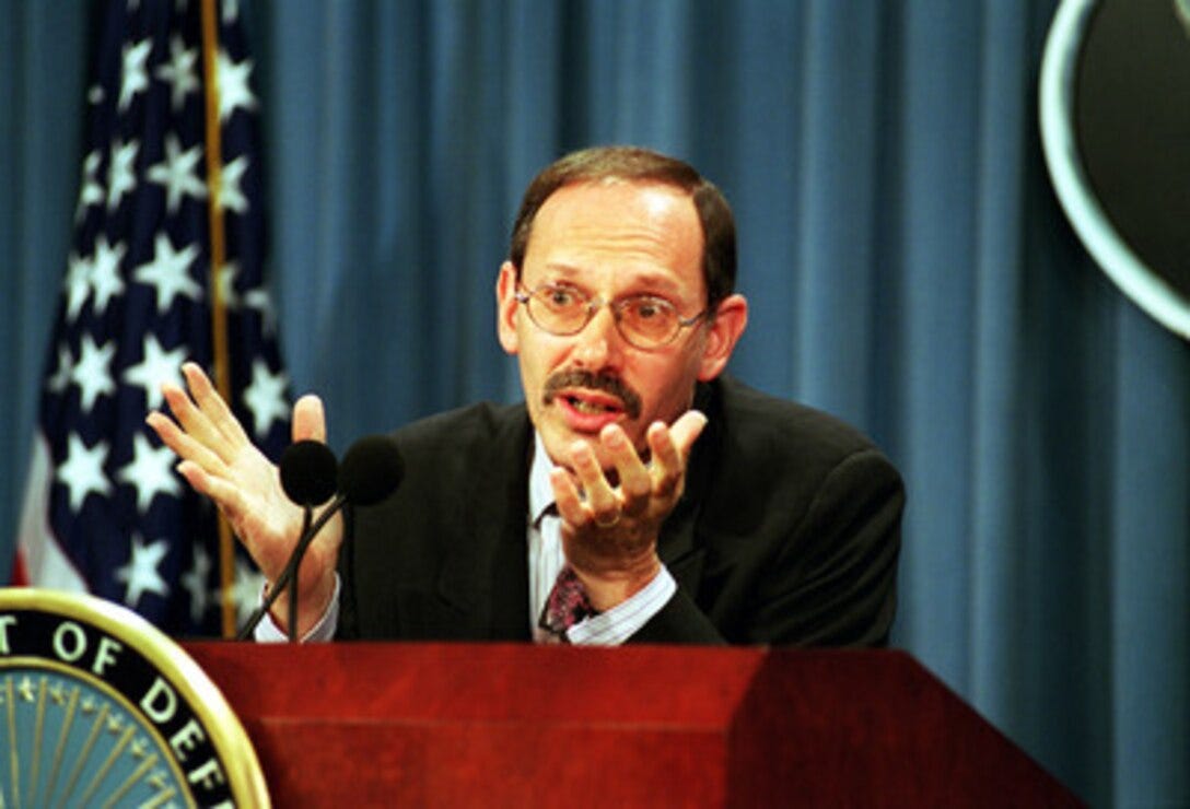 Alipuolustusministeri Dov S. Zakheim vastaa toimittajan kysymykseen Pentagonin lehdistötilaisuudessa 31. toukokuuta vuonna 2001. Kuva: Yhdysvaltain puolustusministeriö.