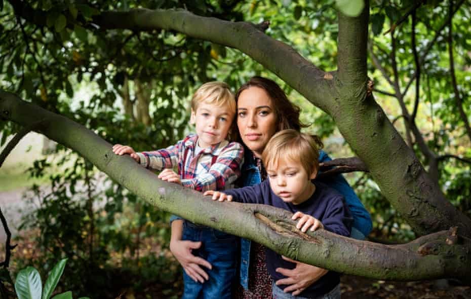 Stella Moris, compagne de Julian Assange, avec ses deux fils, devant un arbre.  Automne 2021