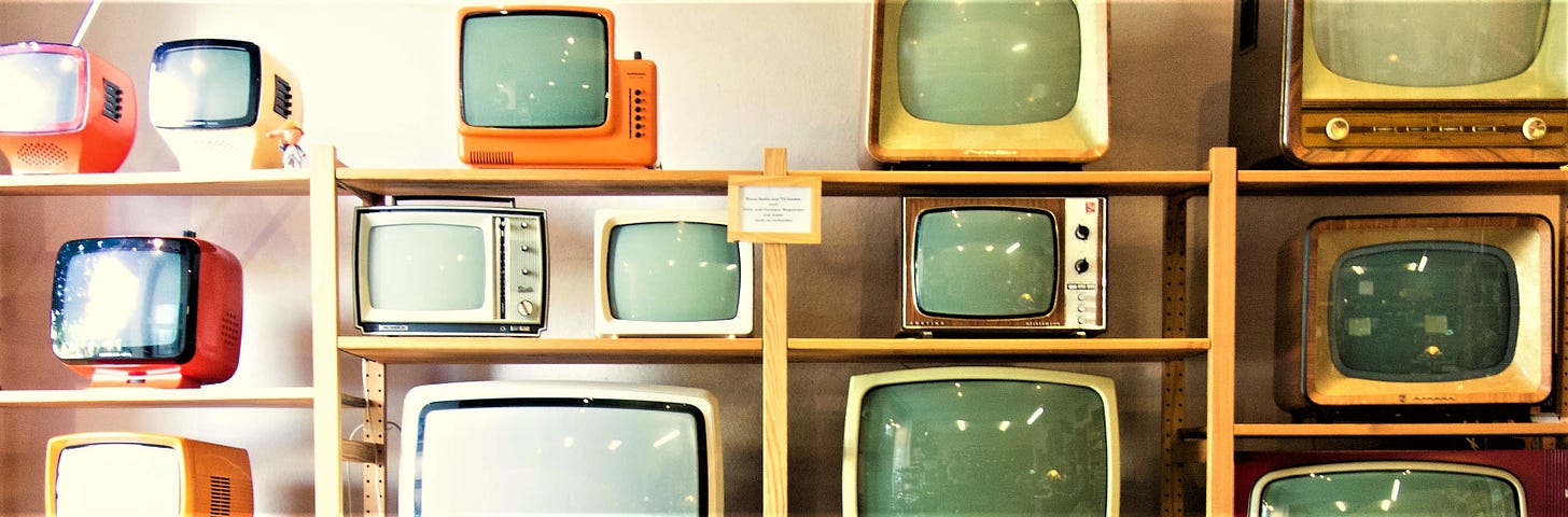 Vecchie TV su Scaffale