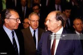 Jacques Delors et François Mitterrand lors d'un congrès, avec au... News  Photo - Getty Images