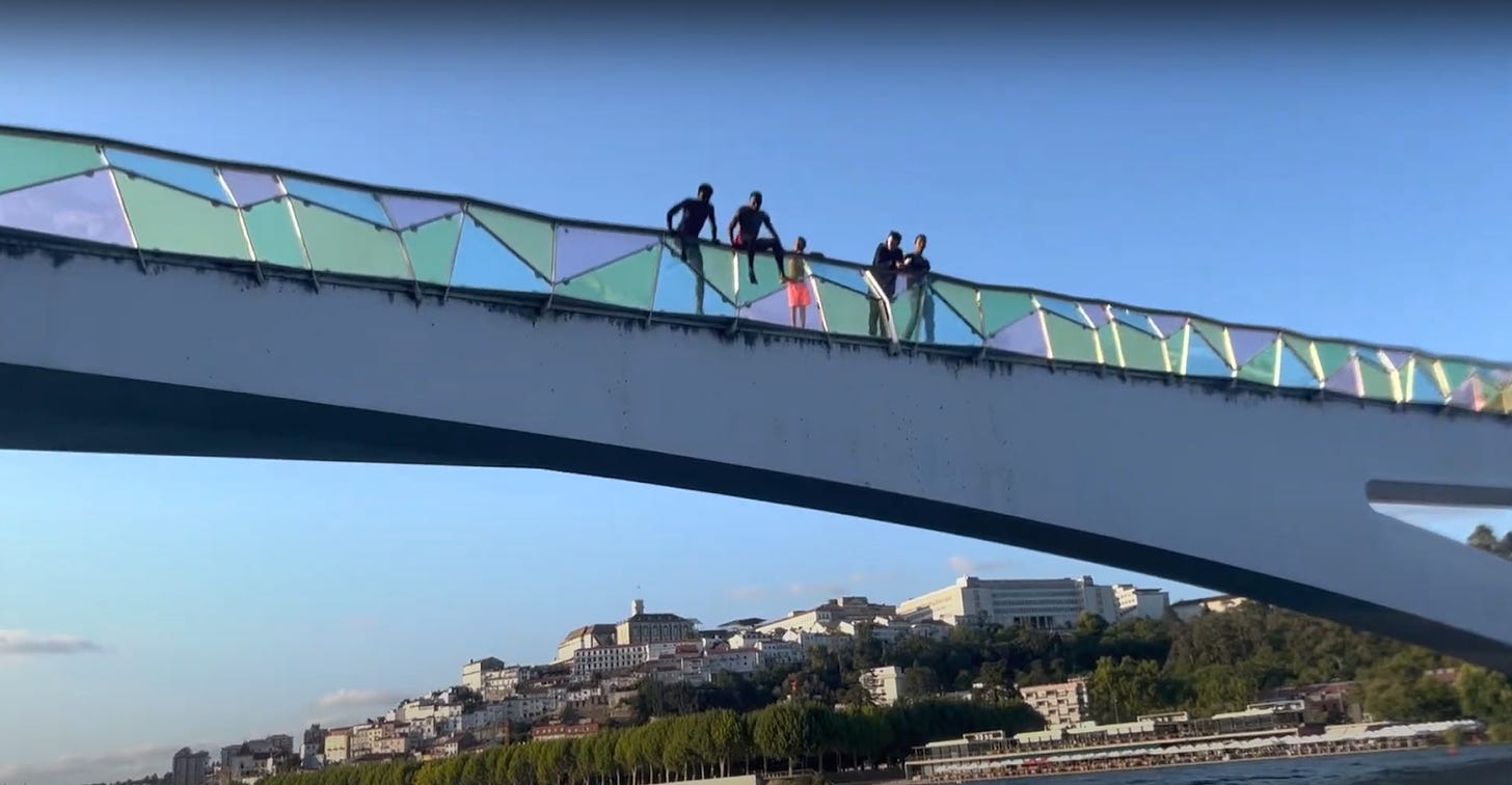 Some youths prepare to jump from the Pedro e Inês