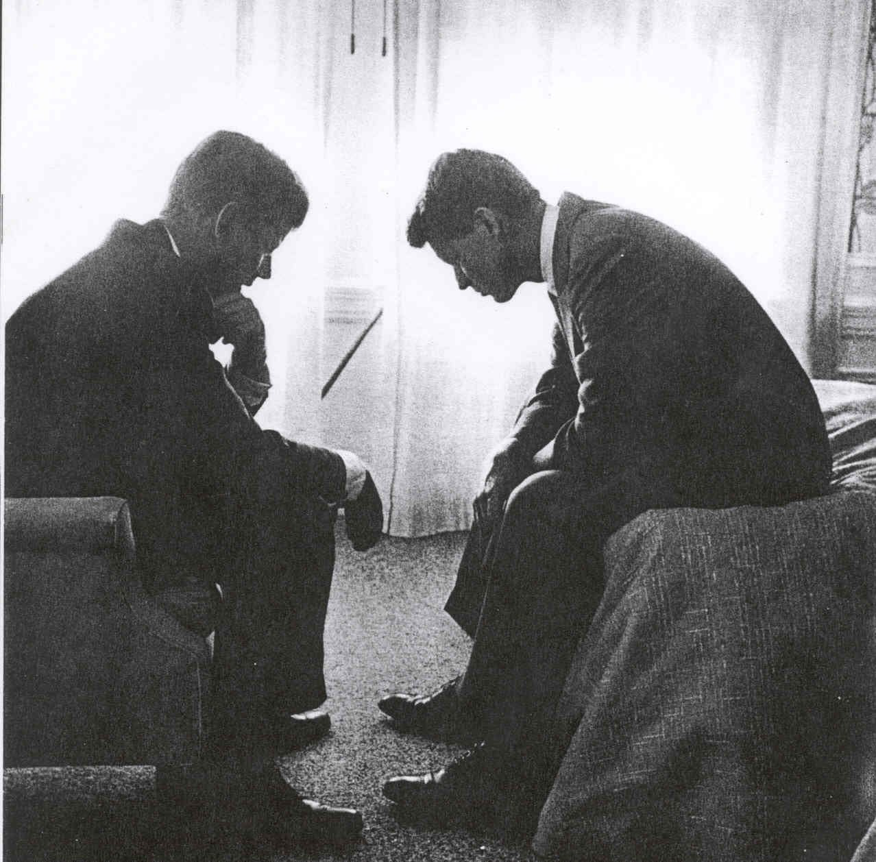 JFK and RFK During the Cuban Missile Crisis. [1,278 x 1258] | Cuban missile  crisis, Jfk, Historical pictures