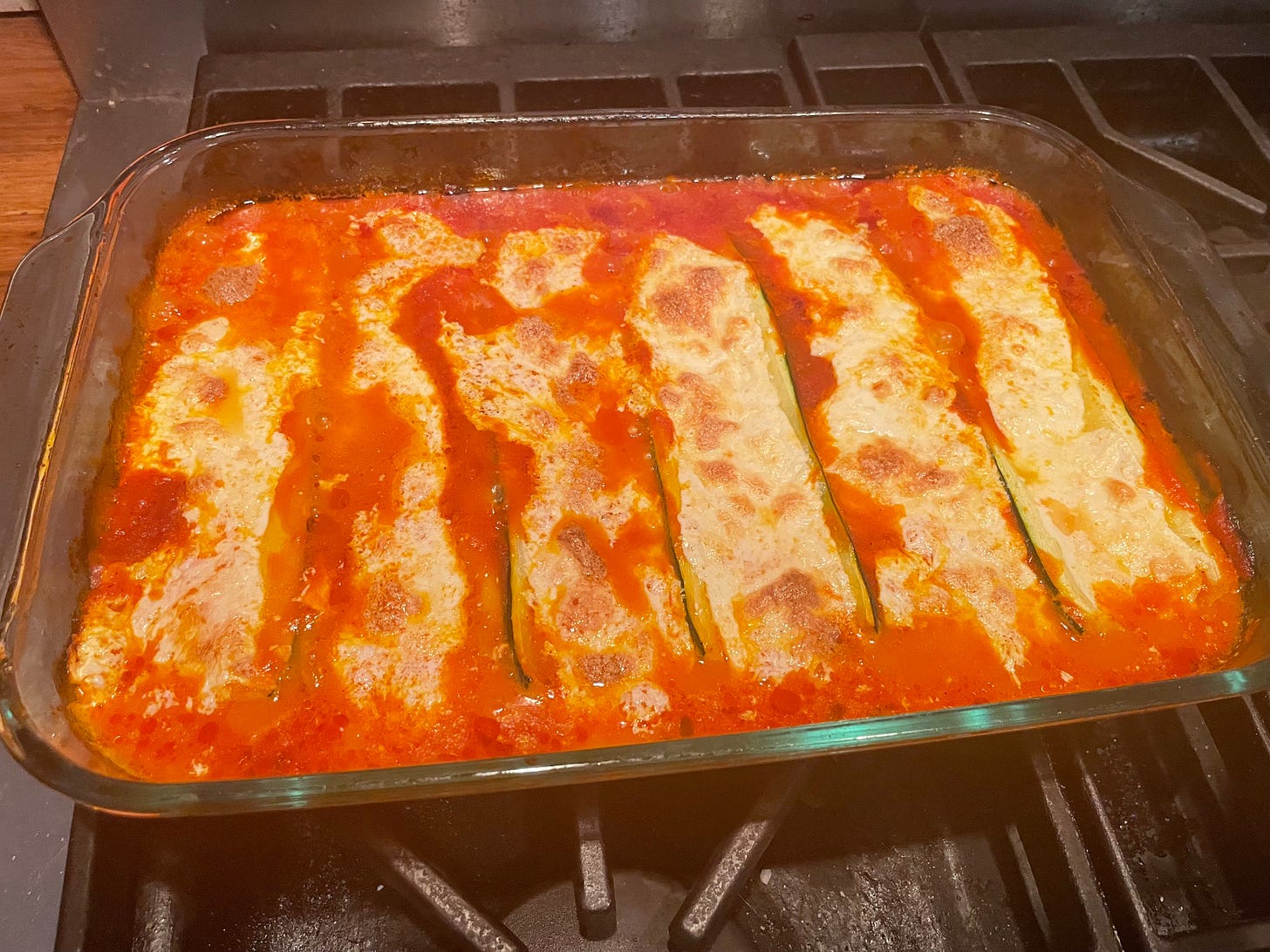 Zucchini baked with mozzarella in tomato sauce