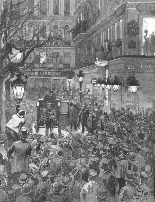 A multidão observa Boulanger sair do Restaurante Durand após a sua vitória eleitoral. M. Louis Tinayre, Le Monde illustré, 2 de fevereiro 1889 (Wikimedia Commons).