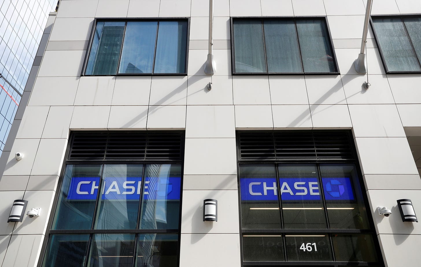 Cameras are seen on the exterior of a Chase Bank branch in New York City U.S., April 7, 2021.  REUTERS/Brendan McDermid/File Photo