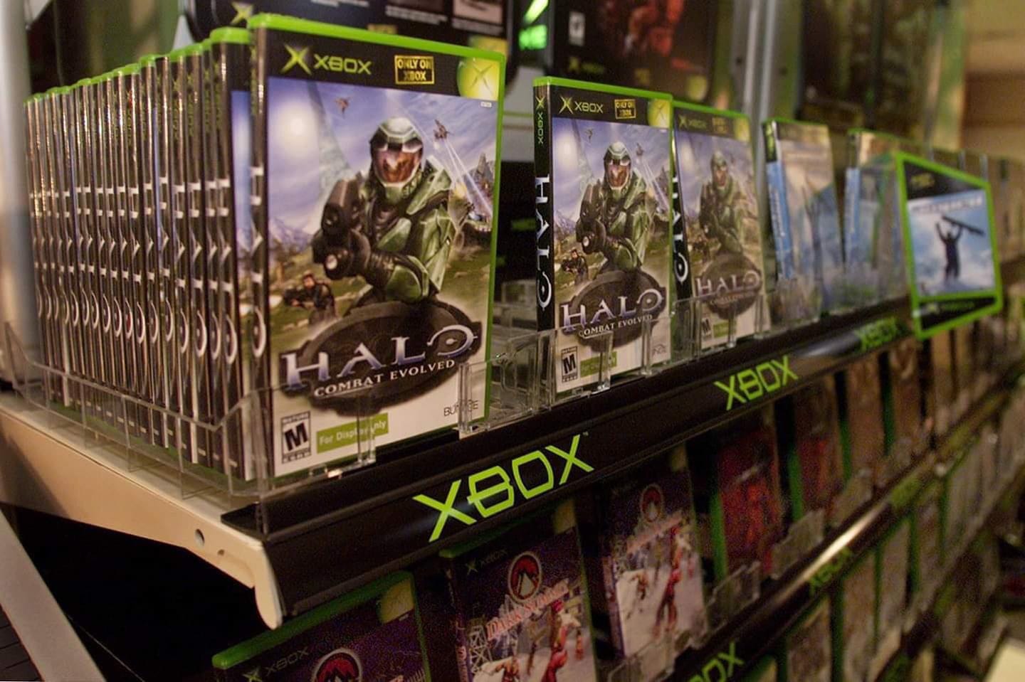 Halo: Combat Evolved, stacked on store shelves during the 2001 holiday  season. : r/halo