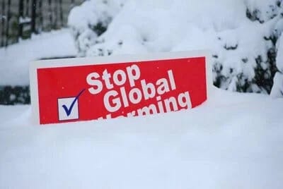 Sign stop global warming di tengah-tengah salju