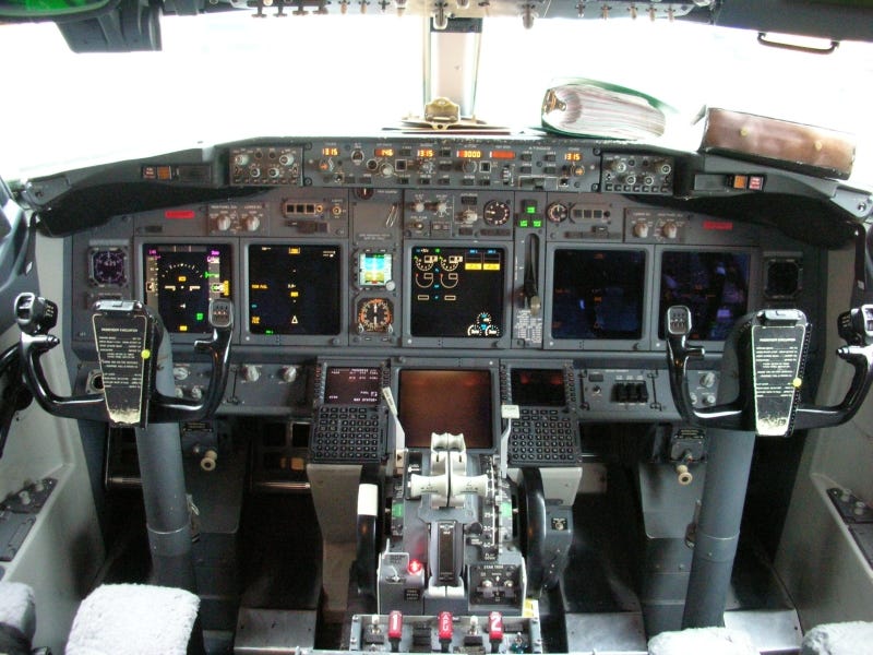File:Cockpit of Boeing 737-800, ATA Airlines 1.jpg - Wikimedia Commons