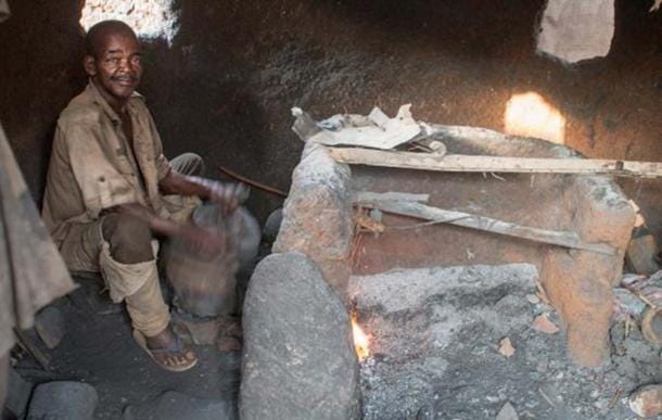 A blacksmith of Kabye, Koutammakou. (Brink, C / CC BY 2.0)