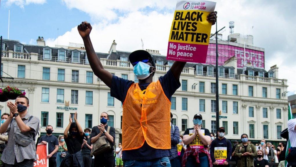 Manifestação em Barrington Reeves, Escócia, de ativistas do Black Lives Matter, contra a discriminação racial.