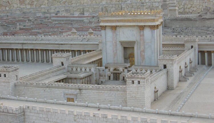 The Second Temple in Jerusalem. On the right are the three northern gates into the courtyard. From front to back they are The Women’s Gate (שער הנשים), The Gate of the Offering (שער הקרבן), and The Gate of the Ray (שער הניצוץ).