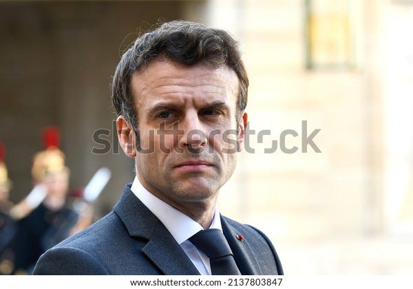 Le président français Emmanuel Macron lors d'une réunion avec le gouverneur de l'Espagne au Palais présidentiel d'Elysée à Paris, le 21 mars 2022. 