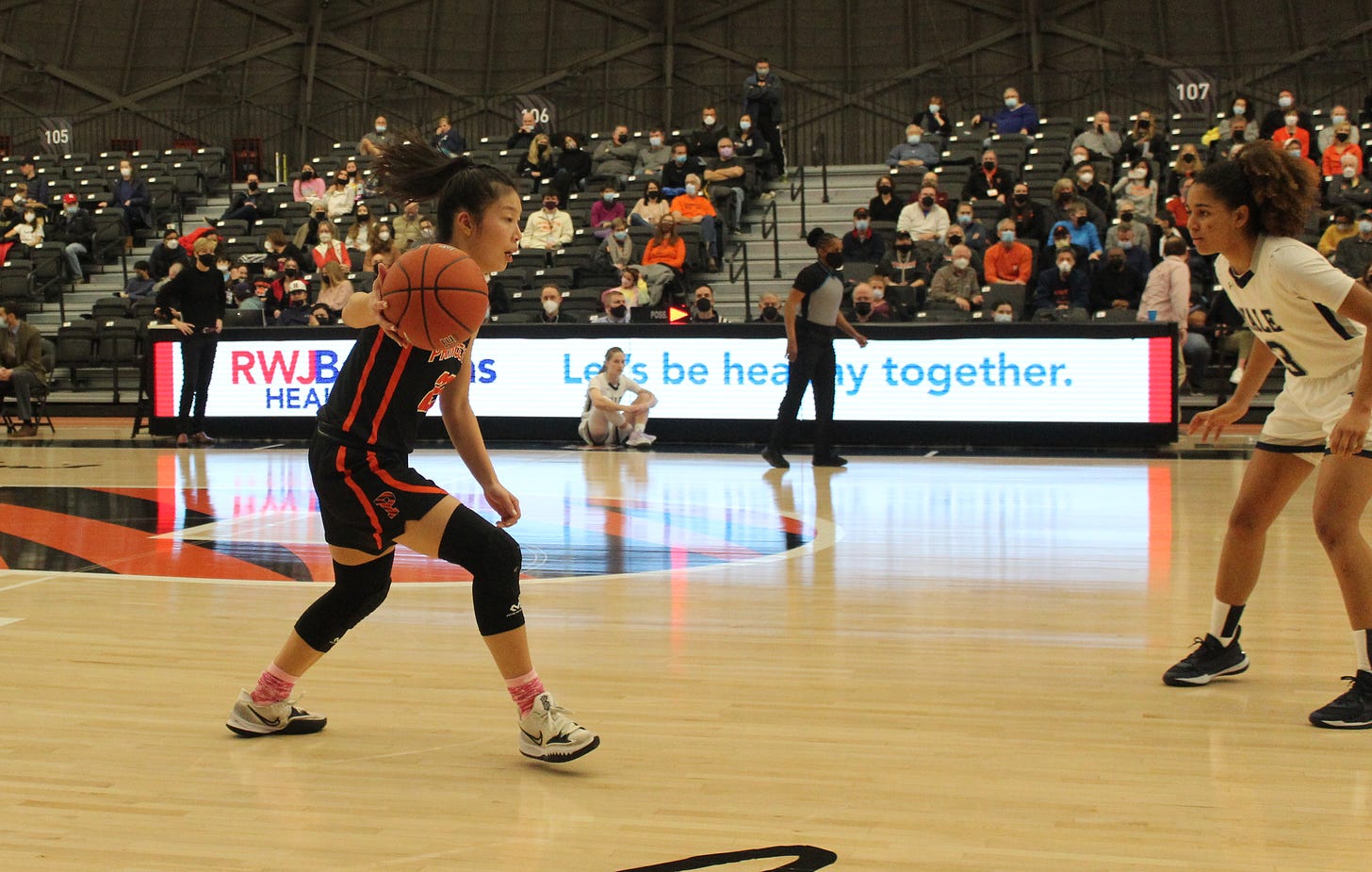 Princeton guard Kaitlyn Chen brings the ball up the court on Feb. 19, 2022. (Photo by Adam Zielonka)