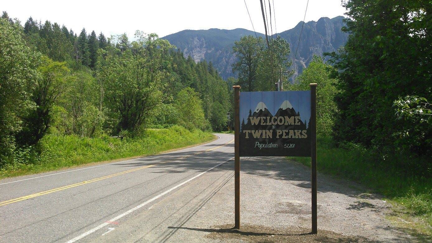 City installs replica 'Welcome to Twin Peaks' sign on Reinig Road, creates  tourist picture spot - Living Snoqualmie