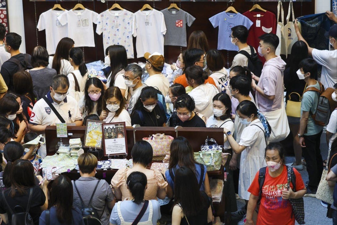 Shoppers at the Festival Walk mall in Kowloon Tong. Photo: Edmond So Shoppers at the Festival Walk mall in Kowloon Tong. Photo: Edmond So