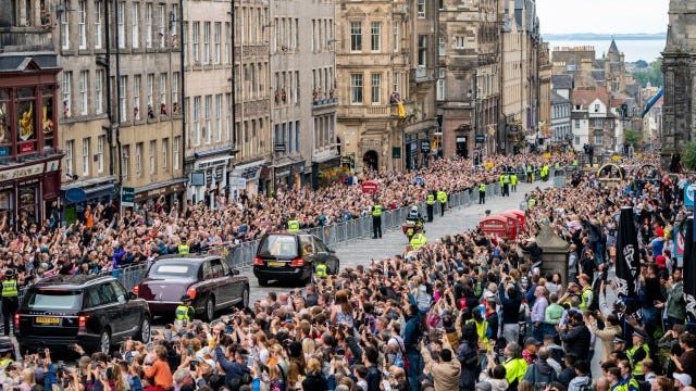 What time is the Queen's Edinburgh procession today? Route map and live  stream as coffin travels up Royal Mile