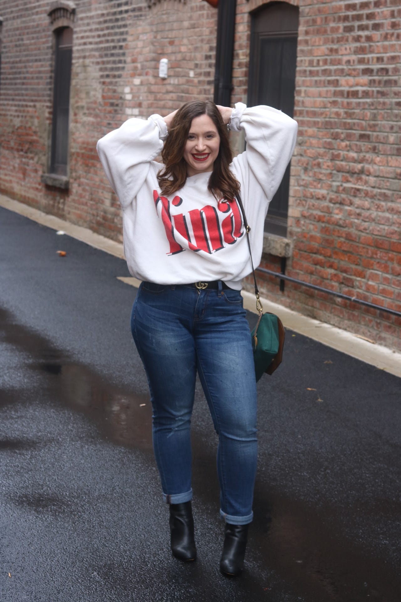 How to style a vintage sweatshirt, vintage sweatshirt outfit, vintage clothing outfit, how to style boyfriend jeans, boyfriend jeans outfit, R. Riveter Patton