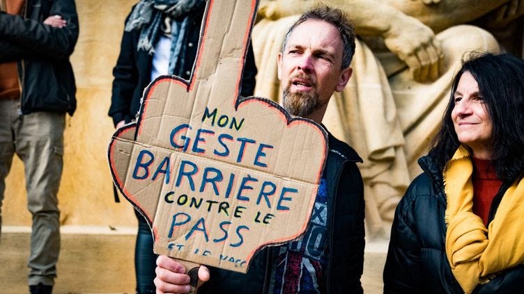 Un manifestant contre le pass sanitaire photographié à Metz le 23 octobre 2021. (NICOLAS BILLIAUX / AFP)