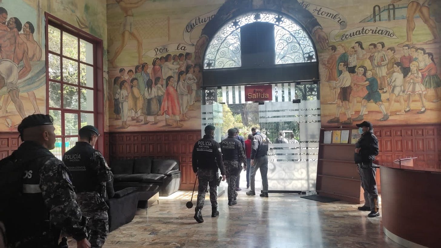 Latinoamérica. Ecuador: la policía allanó y ocupó la sede de la Casa de la  Cultura en Quito