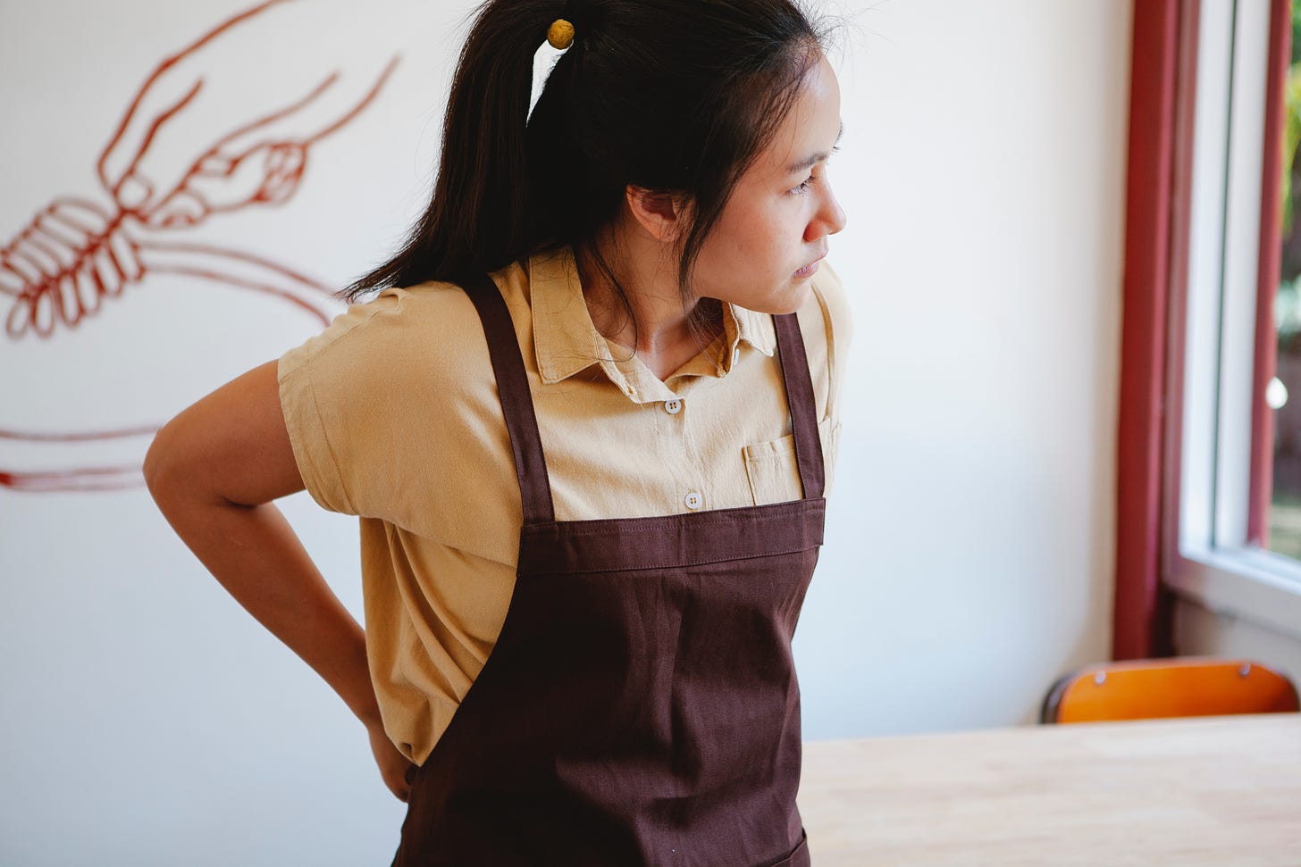 A waitress stands in a café. 