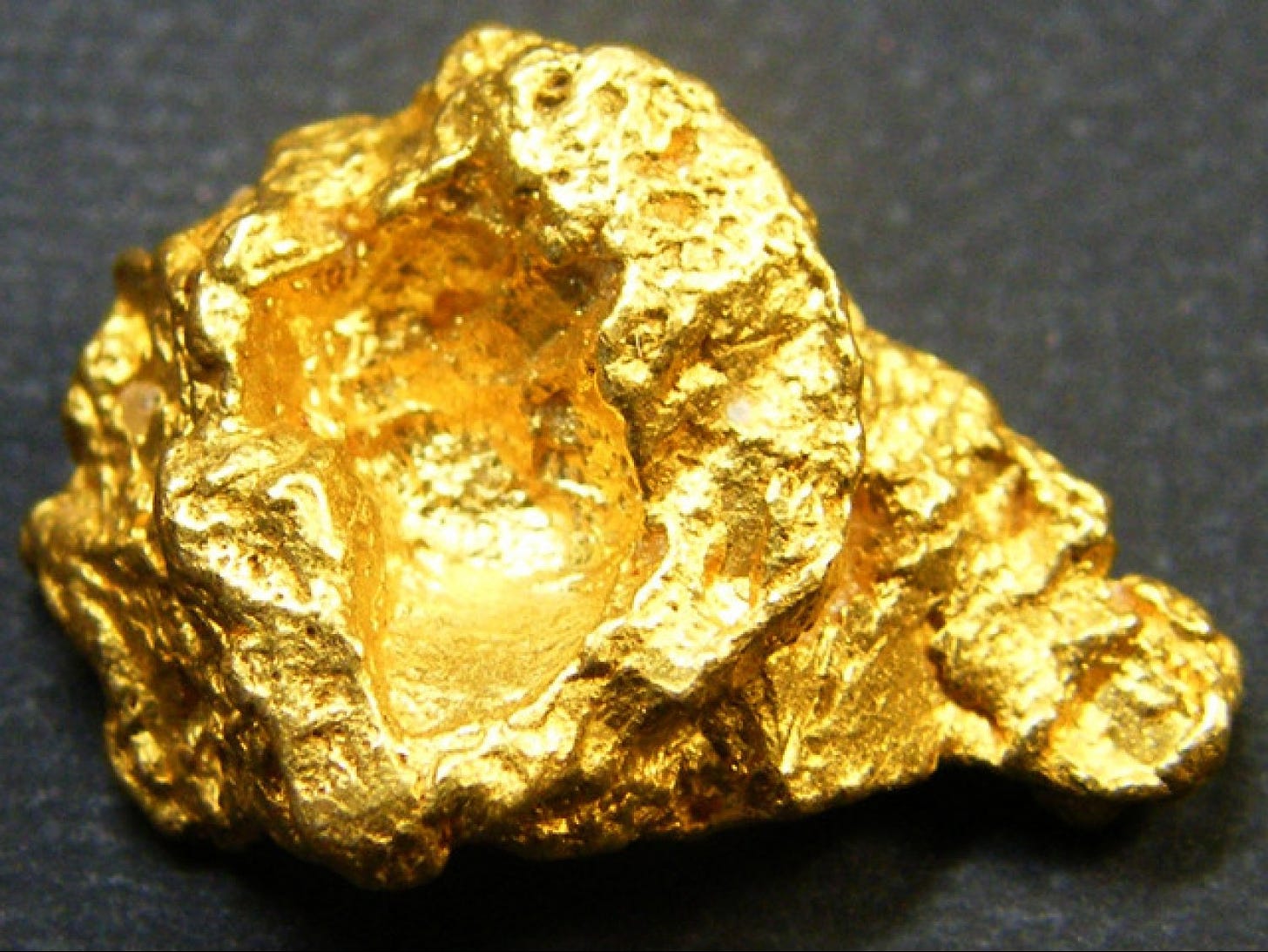 Канадын иргэн улсын хилээр 37.8 сая төгрөгийн өртөгтэй алт гаргахыг завджээ  | newslive