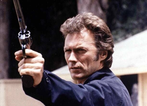 Kino. Dirty Harry Ii, Magnum Force, Dirty Harry Ii, Magnum Force, Clint Eastwood Polizist Harry Calahan (Clint Eastwood) bearbeitet eine Mordserie, bei der beruechtigte Gangster ermordet werden. Harry kommt dahinter, dass das Mordkommando aus Polizisten besteht., 1973. (Photo by FilmPublicityArchive/United Archives via Getty Images)