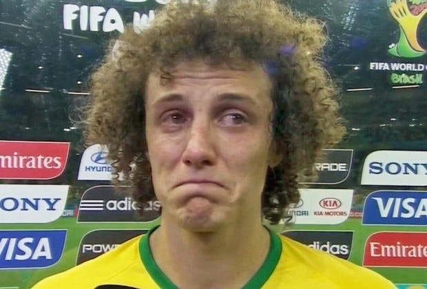 foto do jogador David Luiz com cara de choro depois da goleada de 7x1 da Alemanha contra o Brasil