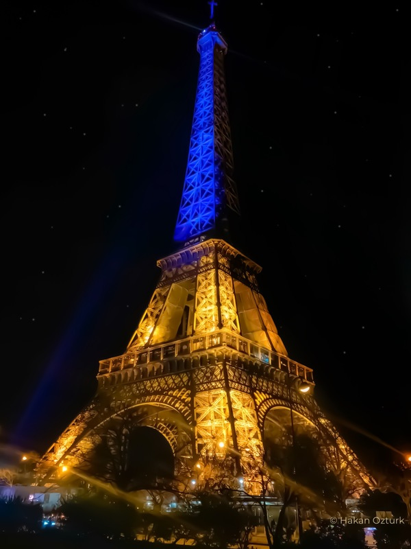 I've had the goose bumps taking this picture yesterday evening when the Eiffel Tower went blue and yellow in support of the people of Ukraine!!