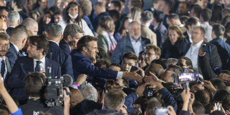 Macron célèbre sa réélection hier au second tour des élections présidentielles de 2022