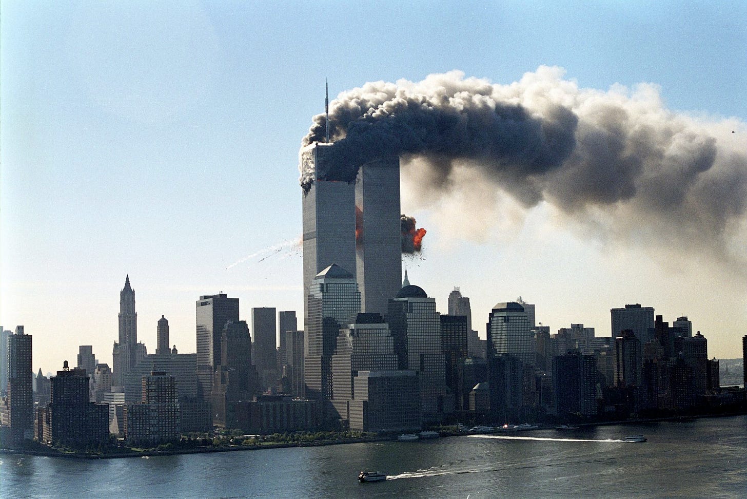 El segundo avión secuestrado se ve cuando golpea la segunda torre del World Trade Center