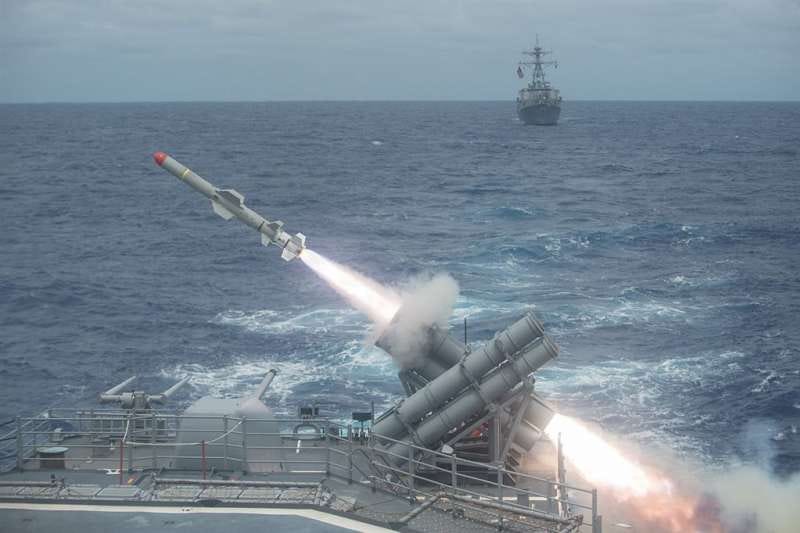 美國政府26日再度宣布對台軍售，將售台100枚魚叉反艦飛彈，總額約23.7億美元。圖為美國海軍演習發射魚叉反艦飛彈。（圖取自維基共享資源網頁，版權屬公有領域）