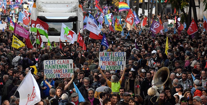 Decenas de miles de personas se manifestaron en París contra la carestía de la vida. (LASSERFOTO AFP)
