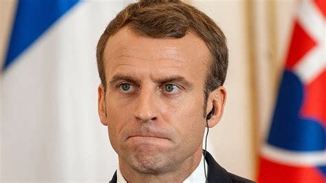 Emmanuel Macron se fait démolir par un célèbre chanteur...