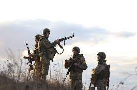 https://cdn-s-www.ledauphine.com/images/A95BD779-C870-41DF-A07F-C1D30FDEADFB/NW_raw/des-soldats-ukrainiens-ce-samedi-pres-de-kiev-attaquee-par-les-forces-russes-photo-maxppp-epa-alisa-yakubovych-1645899369.jpg