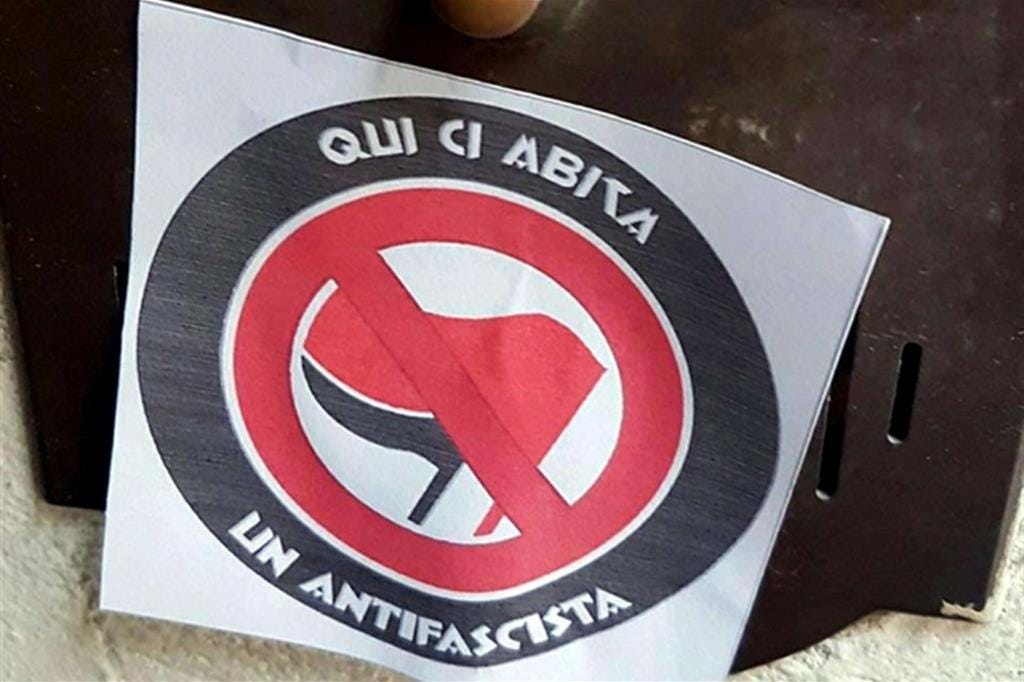 Antifascista adesivo