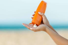 How To Reapply Sunscreen, According to Experts | Southern Living
