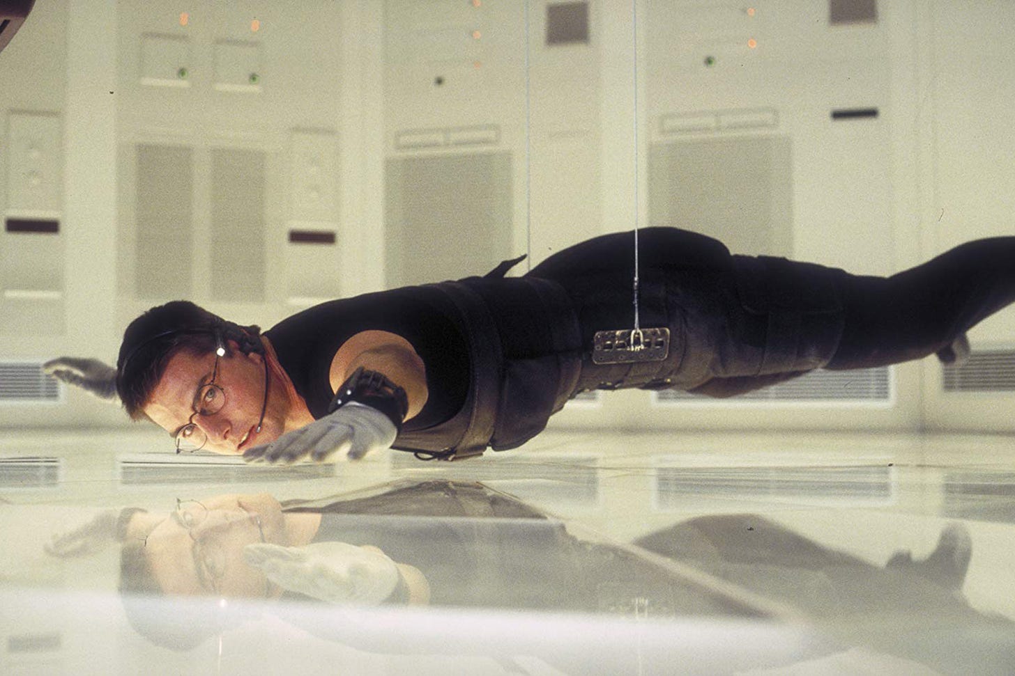 Imagem do filme Missão Impossível com Tom Cruise na cena clássica, pendurado por um cabo