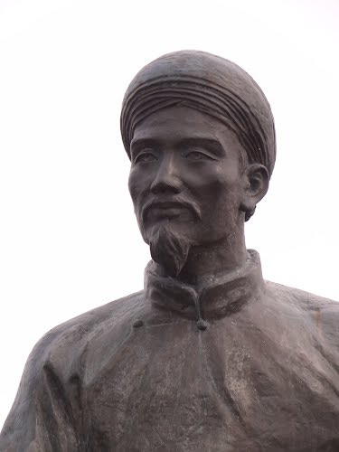 A statue of Nguyen Du.