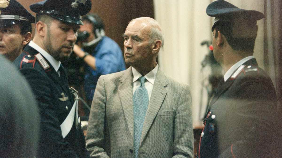 L'ancien capitaine SS Erich Priebke entouré de policiers lors de son jugement pour crimes de guerre à Rome en mai 1997, Italie. (Photo by Livio ANTICOLI/Gamma-Rapho via Getty Images)