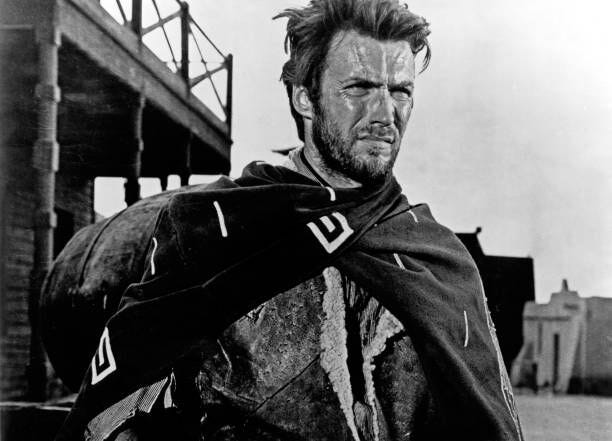 Kino. Der amerikanische Schauspieler Clint Eastwood in seiner Paraderolle im Western Genre, 1960er Jahre. American actor Clint Eastwood in one of his main characters of the Western movie genre, 1960s. (Photo by FilmPublicityArchive/United Archives via Getty Images)