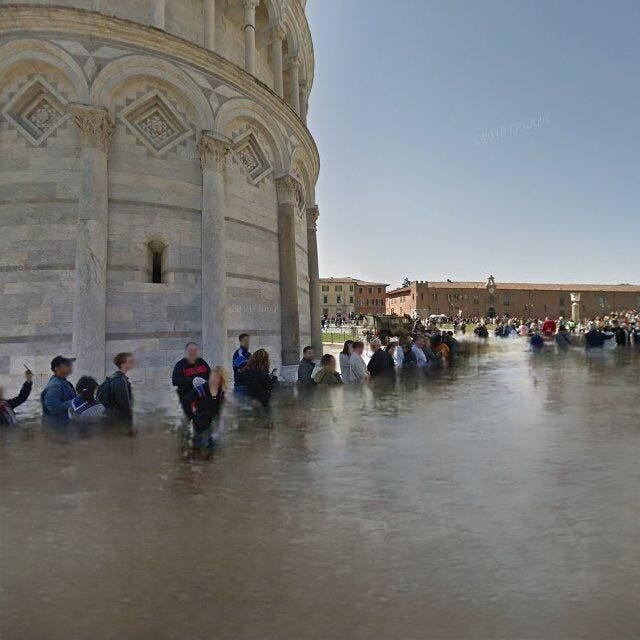 La base della torre di Pisa invasa dall'acqua.