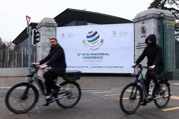 A picture containing outdoor, riding, bicycle, road

Description automatically generated