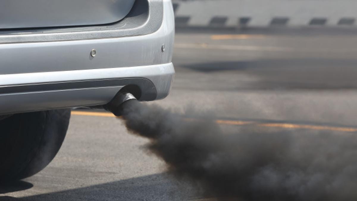 Por qué sale humo negro por el tubo de escape del coche: problemas en los  motores de gasolina y diésel