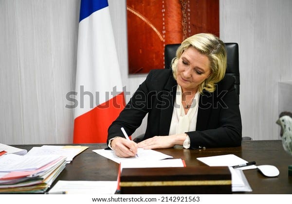 Marine Le Pen, candidate du parti politique "le Rassemblement National" (RN) pour l'élection présidentielle française ici dans son bureau situé à son siège, à Paris, en France, le 15 novembre 2021.