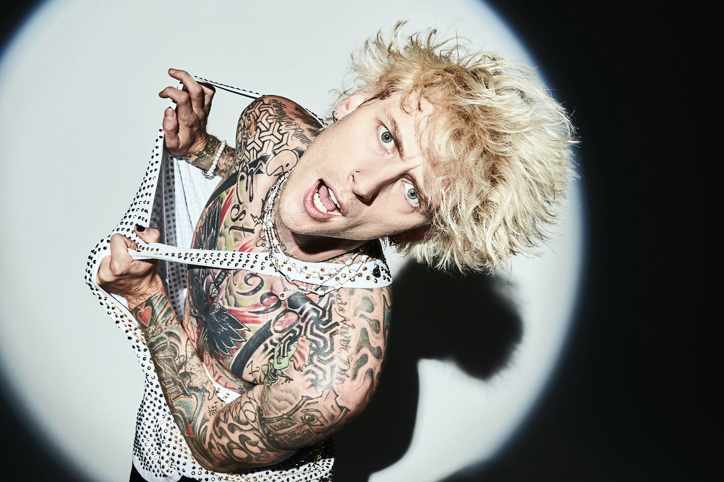 On The Cover – Machine Gun Kelly: “I&#39;ve been jumping up and down on the  table, believing in myself, for-fucking-ever”