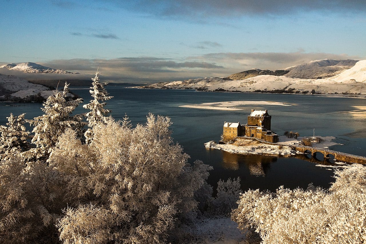 https://upload.wikimedia.org/wikipedia/commons/thumb/c/cc/Eilean_Donan_Castle_winter_scene.jpg/1280px-Eilean_Donan_Castle_winter_scene.jpg